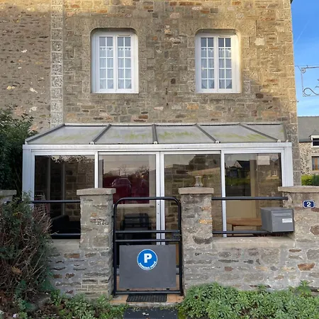 Des Bords De Rance Holiday home *